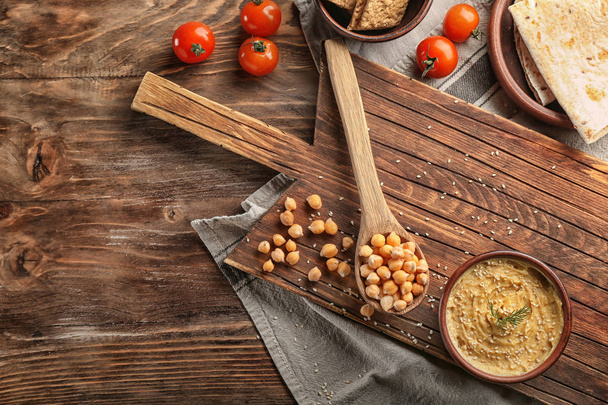 Composizione con gustoso hummus su tavola di legno
 - Foto, immagini