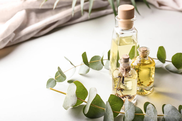 Botellas de aceite esencial de eucalipto sobre la mesa
 - Foto, imagen