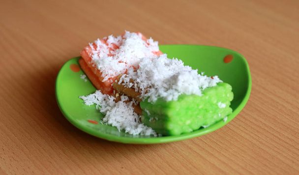 Getuk lindri. Comida tradicional indonesia. Pastel de yuca al vapor espolvoreado con coco
. - Foto, imagen