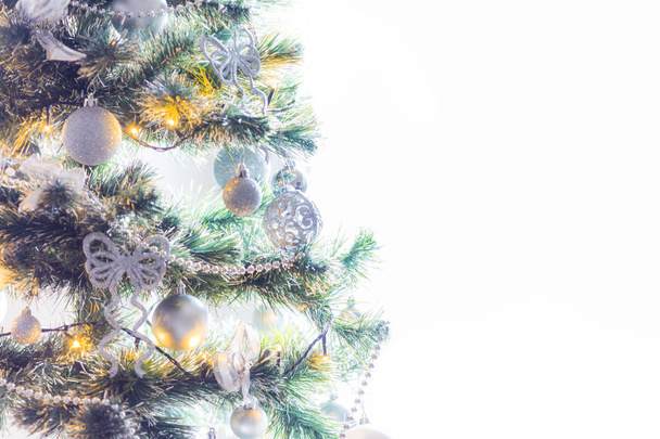 Kerstboom met bollen geïsoleerd op witte achtergrond - Foto, afbeelding