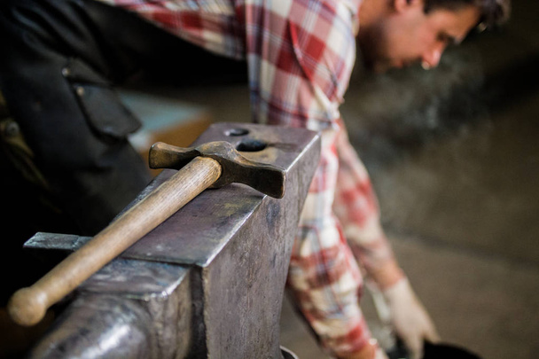 the different tools lies on anvil at forge - Foto, imagen
