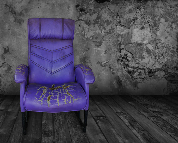 Vieille chaise violette dans une pièce sombre
 - Photo, image
