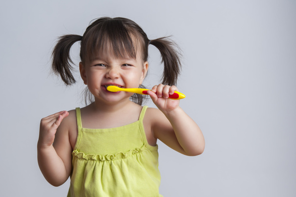 κορίτσι βουρτσίζει τα δόντια - Φωτογραφία, εικόνα