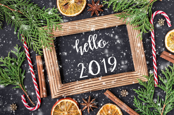 Приветственная открытка HELLO 2019. Празднование Нового года и Рождества. Концепция зимнего отдыха. Вид сверху
. - Фото, изображение