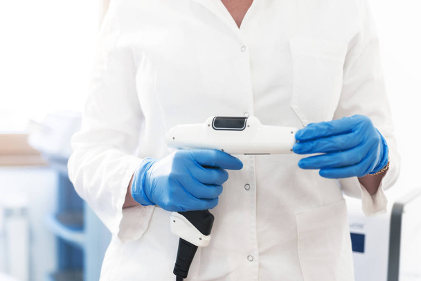 Cropped view of female doctor holding fractional mesotherapy gun instrument - Foto, afbeelding
