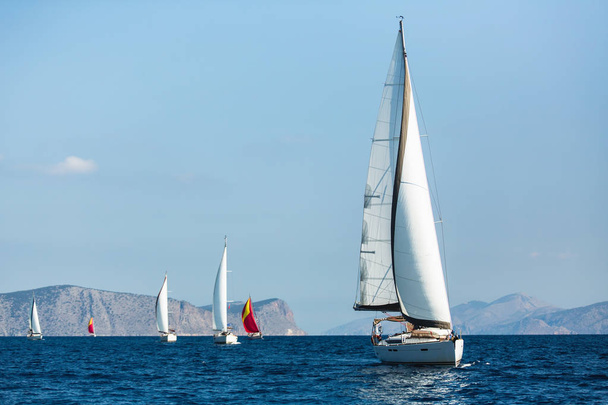 Zeilboten deelnemen aan zeiljacht regatta in de Egeïsche zee. Avontuur en luxe vakantie. - Foto, afbeelding