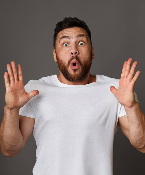 Emotional surprised bearded man standing with open mouth - Photo, Image