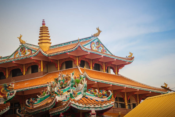 Beautiful architectural buildings at Wihan Thep Sathit Phra Kitti Chaloem, the famous Nezha Chinese public temple in Chonburi province, Thailand. - Foto, Bild