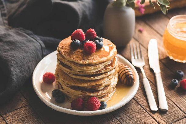Pancakes with berries and honey - Φωτογραφία, εικόνα