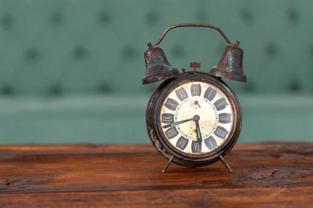 Reloj despertador retro en la mesa de madera
  - Foto, imagen