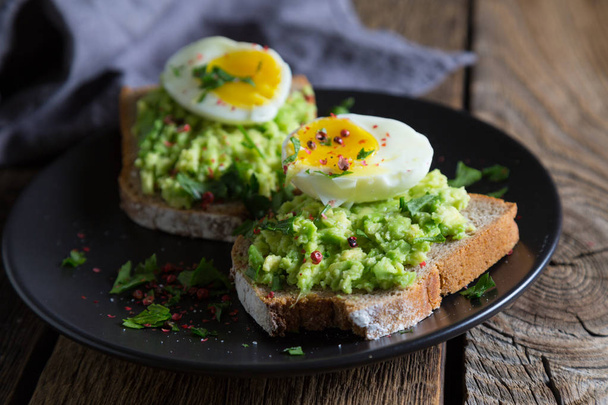 Sandwich with avocado and egg - Foto, Imagen