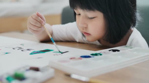 4K: Feliz chica asiática dibujar imagen en papel, momento de felicidad en casa
 - Imágenes, Vídeo