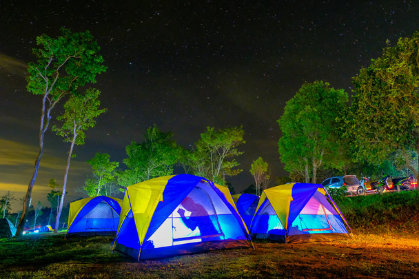 Tentes de camping colorées en Thaïlande
. - Photo, image