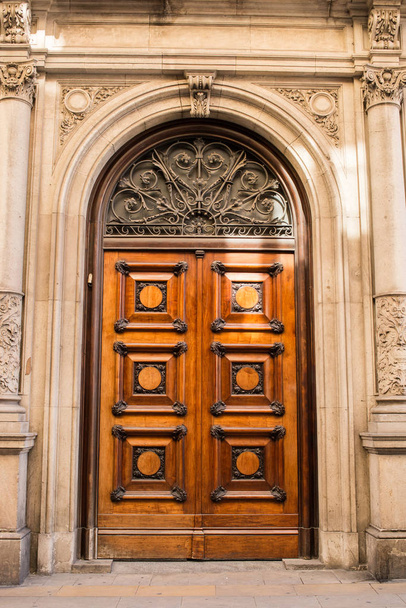 Old Wooden Door in Old House in Barcelona. Front View. - Foto, Bild