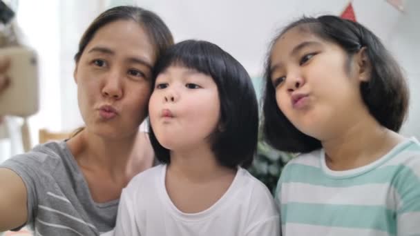 Zwolnionym tempie 4 k szczęścia chwile w domu, szczęśliwe rodziny azjatyckie zrobić selfie zdjęcie razem - Materiał filmowy, wideo