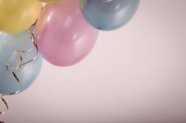 Πολύχρωμα μπαλόνια διασκέδαση κόμμα Καρναβάλι ή γενέθλια. - Φωτογραφία, εικόνα