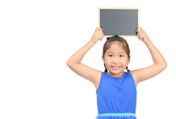 niedliches Mädchen zeigt leere Tafel isoliert auf weißem Hintergrund, Kopierraum und Werbekonzept - Foto, Bild