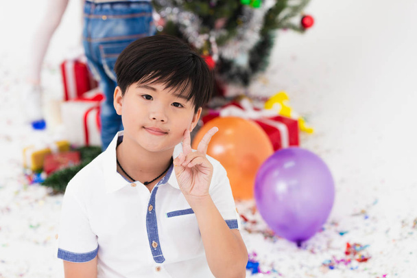 asiatique garçon sourire heureux beau modèle Gros plan action dans l 'studio vacances fête
. - Photo, image