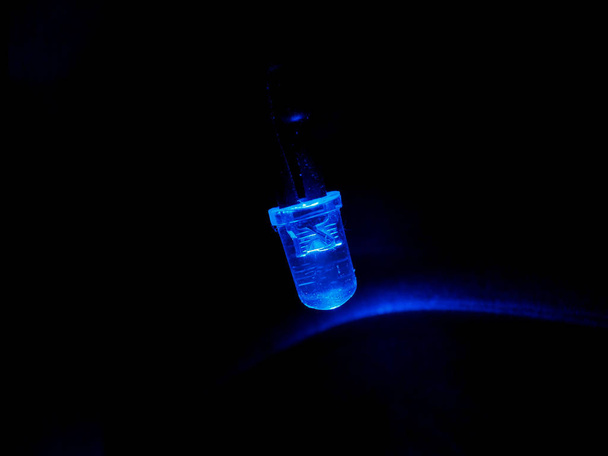 Blauw licht uit een Led met kopie ruimte - Foto, afbeelding