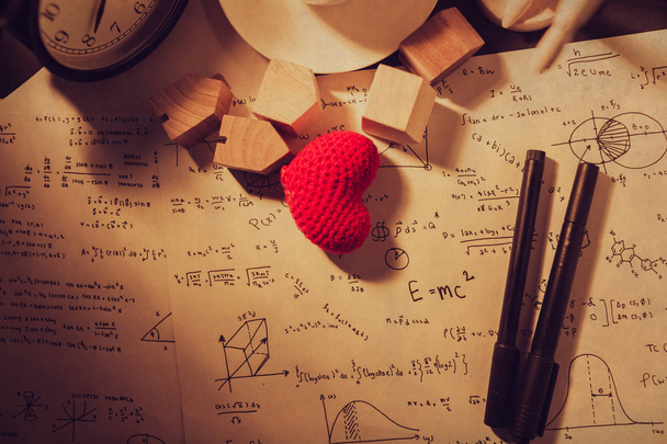 любовь математических уравнений раз мышление теории расчета концепция винтажный тон
. - Фото, изображение