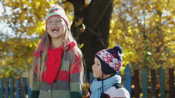 Glückliche Herbstkinder im Waldpark - Filmmaterial, Video