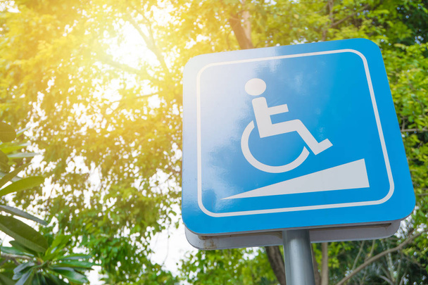 chemin de pente de handicap écusson de chemin d'échelle pour personnes handicapées dans les lieux publics
. - Photo, image