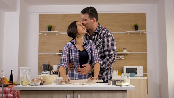 Jeune couple marié cuisine pour la première fois dans leur nouvelle maison
 - Photo, image