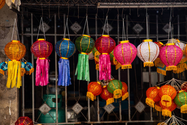 Colorida linterna de papel para la decoración en Loy Kratong o Loi Kra Tong evento de luna llena en Tailandia
. - Foto, imagen