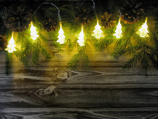 fondo de Navidad y luces de guirnalda con ramas de abeto
  - Foto, imagen