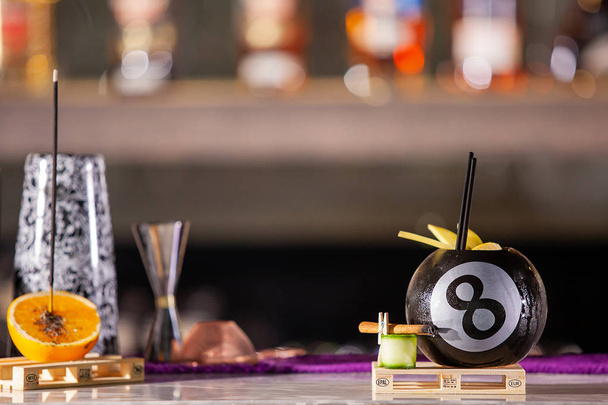 Cocktail dans une piscine bal sur un comptoir de bar
 - Photo, image