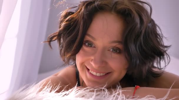 黒ランジェリーふわふわベッドカバーの上に横たわるながら笑顔の素敵な女性 - 映像、動画