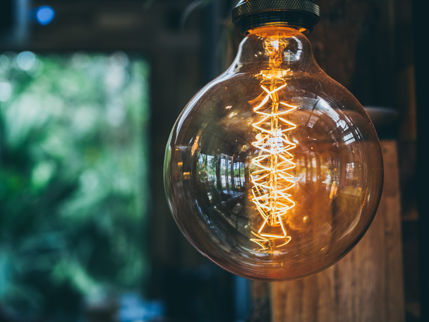 Декоративный антикварный Эдисон винтажный стиль лампочки на фоне кафе с копировальным пространством
. - Фото, изображение