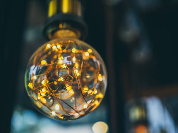 Декоративные антикварные Эдисон винтажный стиль лампочки на фоне кафе с копировальным пространством
. - Фото, изображение