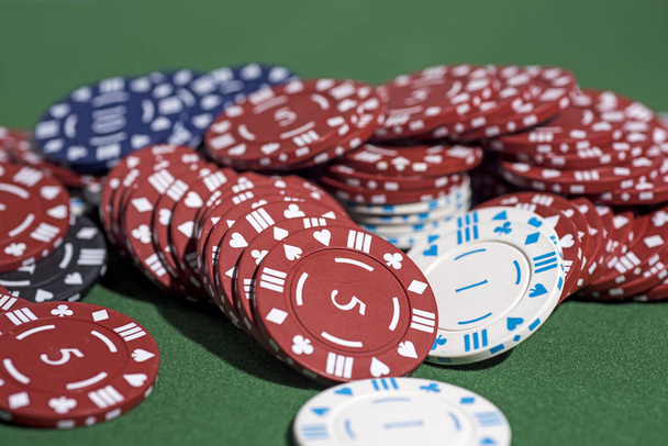 Casino foto astratta. Gioco di poker su sfondo rosso. Tema del gioco d'azzardo. - Foto, immagini