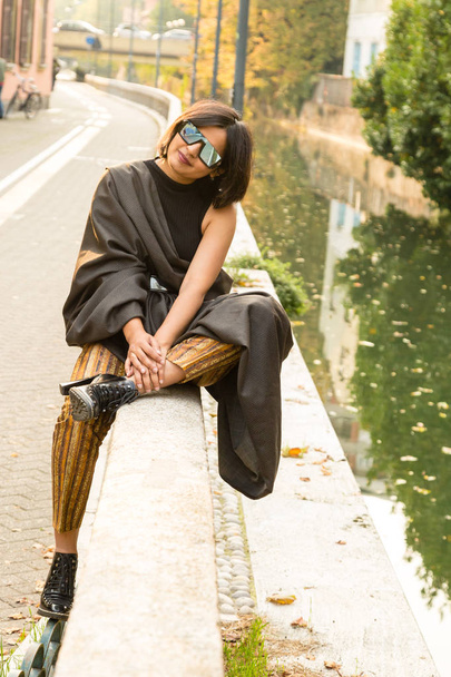 Beautiful young Indian woman posing in an urban context. Street fashion and style. - Foto, Bild