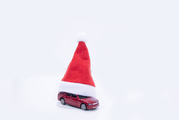 Noël vente automatique photo abstraite. Voiture rouge sous le chapeau du Nouvel An
 - Photo, image
