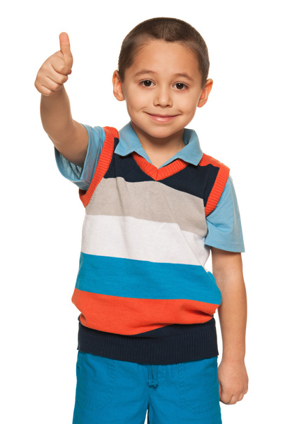 Улыбающийся мальчик в полосатой рубашке держит большой палец вверх
 - Фото, изображение