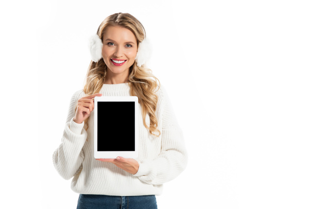 hymyilevä blondi nainen esittää digitaalinen tabletti tyhjä näyttö eristetty valkoinen
  - Valokuva, kuva