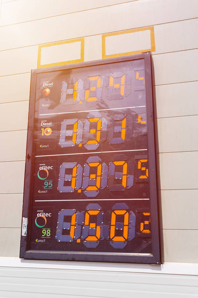 BARCELONA, SPAIN - APRIL 25, 2018: Scoreboard with prices for gasoline and diesel fuel in Barcelona in Spain - Foto, afbeelding