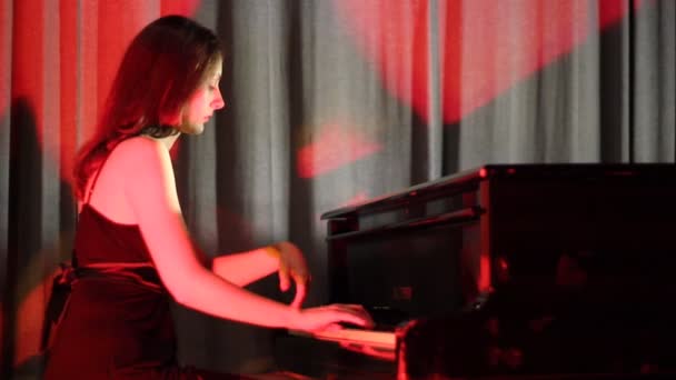 νεαρή γυναίκα πιανίστας - Πλάνα, βίντεο