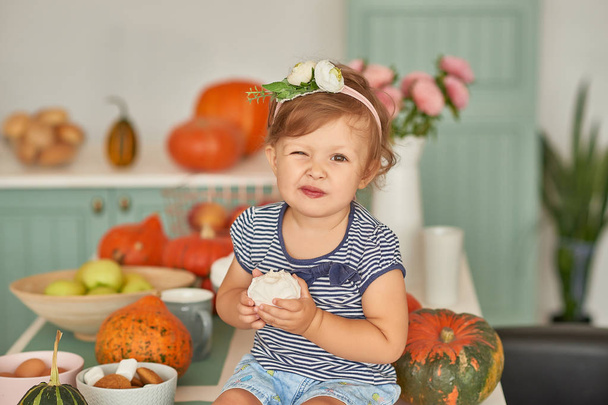 キッチン食べるの小さな女の子 - 写真・画像