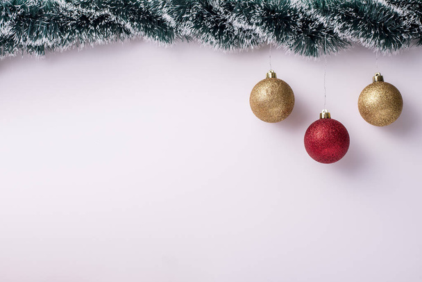 Kerstmis rood en gouden ballen aan witte tafel - Foto, afbeelding