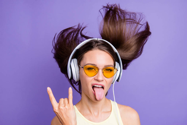 Heavy metal hard rock meloman lady in spectacles casual cool sty - Fotografie, Obrázek