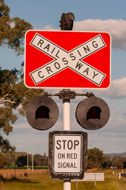 Vasúti átkelés 4 - inspiráció kalandozáshoz, utazási emlékekhez és táblák prospektusaihoz Ausztráliában turisták számára.Megtalálható Amerikában, Angliában, Ausztráliában, Wales Skóciában vagy más angol nyelvű országokban.. - Fotó, kép