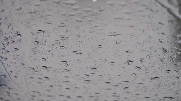 az eső esőcseppek fut le az üveg. - Felvétel, videó