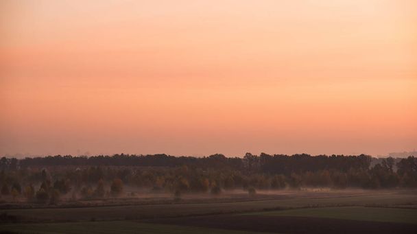 Niebla rosa puesta de sol por encima de las llanuras
 - Foto, imagen