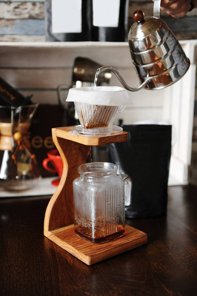 Le processus de brassage du café dans verser sur le stand de café en bois
 - Photo, image