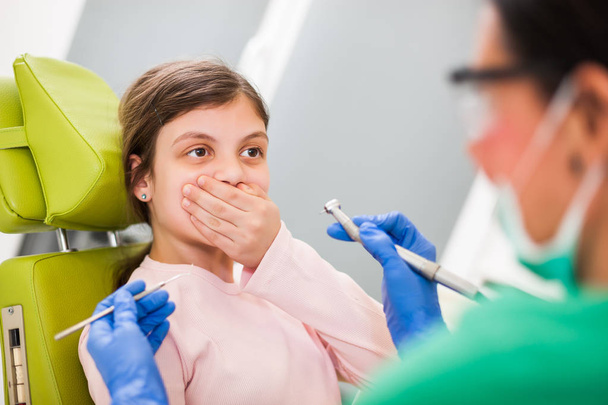 A kislány nem félünk a fogorvos. - Fotó, kép