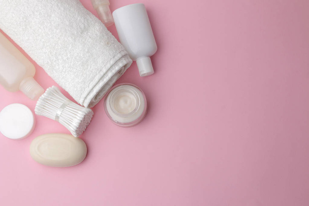 Productos para el cuidado del cuerpo y la piel en envases blancos sobre un fondo rosa delicado. Productos de higiene personal. Vista desde arriba. con espacio para texto
 - Foto, imagen