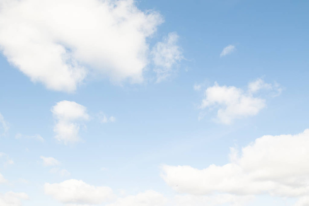 Nuvens brancas em um céu azul - Foto, Imagem